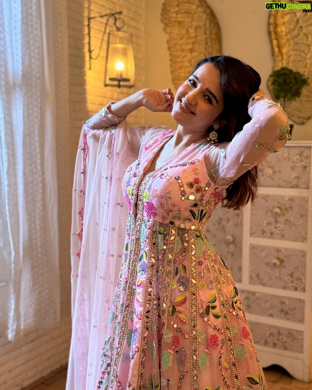 Shirley Setia Instagram - Good vibess, good life π»ππ Makeup by @blendingiscardio Hair by @sofiexhmu___ Styled by @akankshakawediastyle Outfit by @anishashettyofficial Jewels by @sangeetaboochra Pictures by @akankshakawediastyle & @blendingiscardio