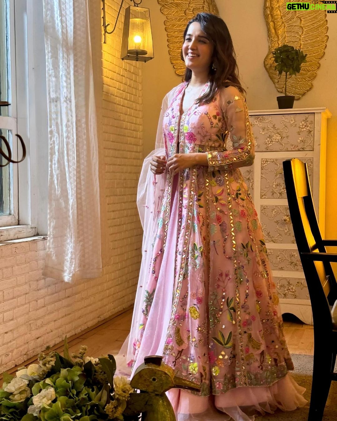 Shirley Setia Instagram - Good vibess, good life π»ππ Makeup by @blendingiscardio Hair by @sofiexhmu___ Styled by @akankshakawediastyle Outfit by @anishashettyofficial Jewels by @sangeetaboochra Pictures by @akankshakawediastyle & @blendingiscardio