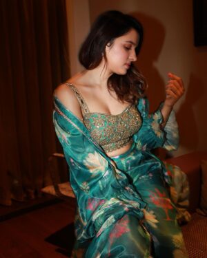Shirley Setia Instagram - 🪄🪄

Styled by @akankshakawediastyle
Outfit @riddhima_kollare
Jewellery @sangeetaboochra 
Photographer @riturajdharwadkar