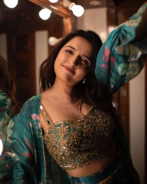 Shirley Setia Instagram - 🪄🪄

Styled by @akankshakawediastyle
Outfit @riddhima_kollare
Jewellery @sangeetaboochra 
Photographer @riturajdharwadkar