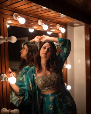 Shirley Setia Instagram - 🪄🪄

Styled by @akankshakawediastyle
Outfit @riddhima_kollare
Jewellery @sangeetaboochra 
Photographer @riturajdharwadkar