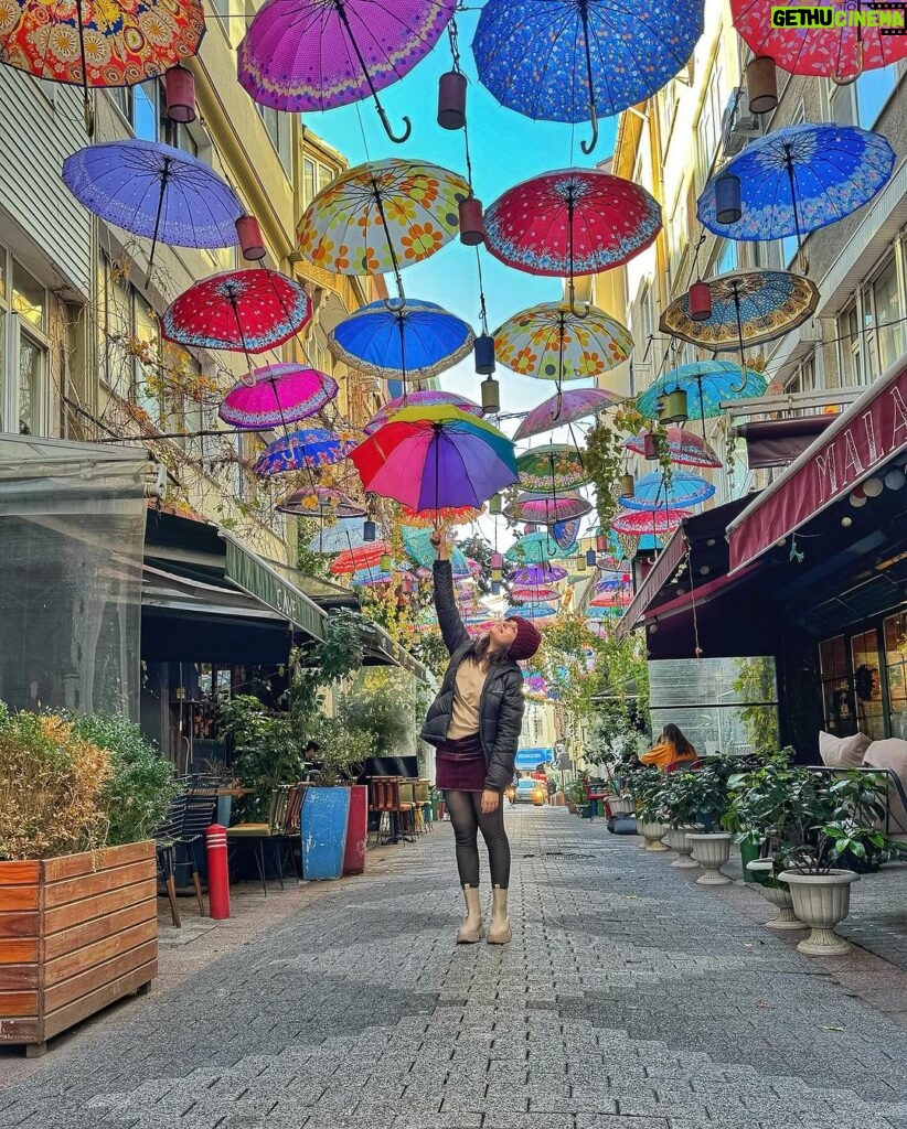 Shirley Setia Instagram - You can stand under my umbrella 🎶☂ #istanbul #umbrellastreet #kadikoy #turkey #shirleytravels İstanbul - Türkiye