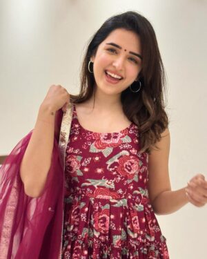 Shirley Setia Instagram - Wishing you all an abundance of good health, wealth and happiness!! Happy Dhanteras ❤️ 

Brows by: @browsbysuman 
Outfit: @aachho 
Styled by: @kareenparwani