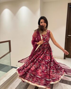 Shirley Setia Instagram - Wishing you all an abundance of good health, wealth and happiness!! Happy Dhanteras ❤️ 

Brows by: @browsbysuman 
Outfit: @aachho 
Styled by: @kareenparwani