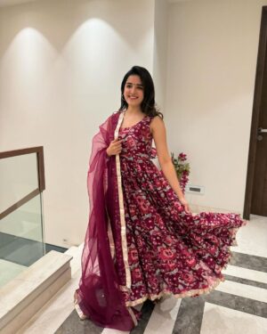 Shirley Setia Instagram - Wishing you all an abundance of good health, wealth and happiness!! Happy Dhanteras ❤️ 

Brows by: @browsbysuman 
Outfit: @aachho 
Styled by: @kareenparwani