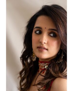 Shirley Setia Instagram - Just looking like a wow 👻❤️

Photos by @devsphotographyofficial 
Styled by @akankshakawediastyle 
Outfit by @silkybindraofficial
Jewellery by @sangeetaboochra
Makeup by @blendingiscardio 
Hair by @the_art_case_byfarah