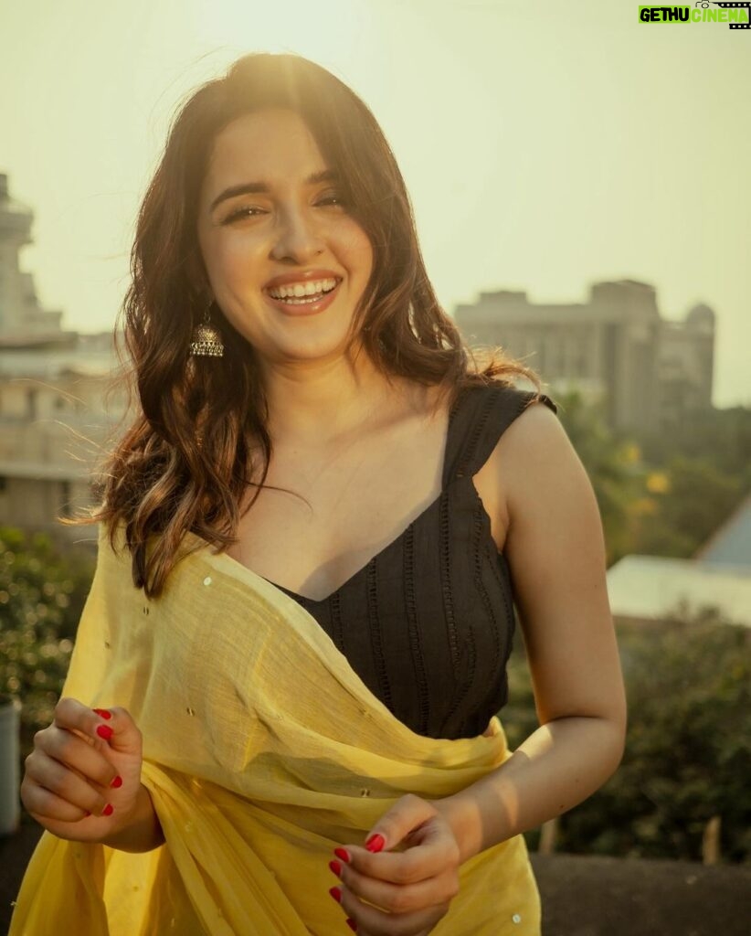 Shirley Setia Instagram - Be your own happiness 😃💘 Alsoo, since im still recovering from the viral, i have tonnes of time.. lil chit chat ho jaye, in the comments? 💛 📸 : @afrographer 💄: @athirathakkar Mumbai, Maharashtra