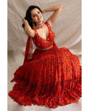 Shirley Setia Instagram - Just looking like a wow 👻❤️

Photos by @devsphotographyofficial 
Styled by @akankshakawediastyle 
Outfit by @silkybindraofficial
Jewellery by @sangeetaboochra
Makeup by @blendingiscardio 
Hair by @the_art_case_byfarah