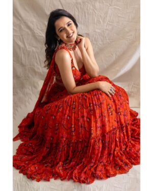 Shirley Setia Instagram - Just looking like a wow 👻❤️

Photos by @devsphotographyofficial 
Styled by @akankshakawediastyle 
Outfit by @silkybindraofficial
Jewellery by @sangeetaboochra
Makeup by @blendingiscardio 
Hair by @the_art_case_byfarah