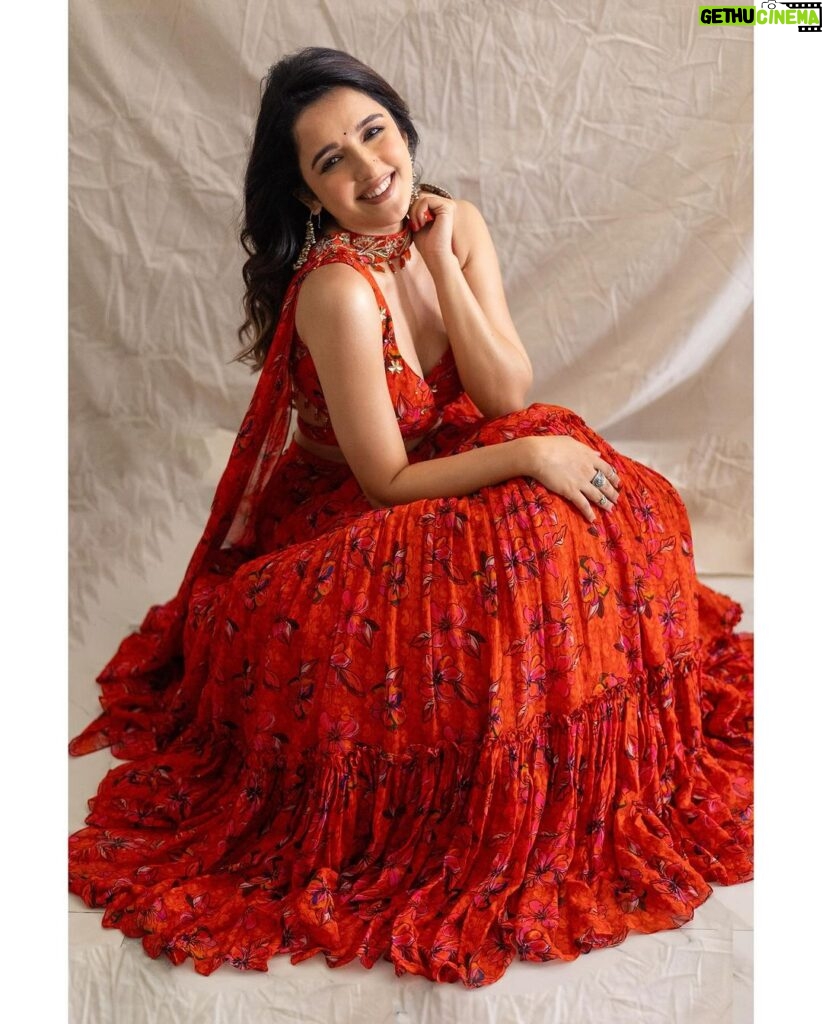 Shirley Setia Instagram - Just looking like a wow 👻❤️ Photos by @devsphotographyofficial Styled by @akankshakawediastyle Outfit by @silkybindraofficial Jewellery by @sangeetaboochra Makeup by @blendingiscardio Hair by @the_art_case_byfarah