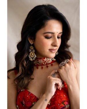 Shirley Setia Instagram - Just looking like a wow 👻❤️

Photos by @devsphotographyofficial 
Styled by @akankshakawediastyle 
Outfit by @silkybindraofficial
Jewellery by @sangeetaboochra
Makeup by @blendingiscardio 
Hair by @the_art_case_byfarah