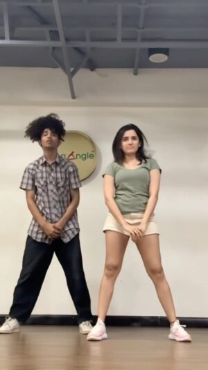 Shirley Setia Instagram - Peek into ourr dance practices 👀💃🏻🕺🏻
Socha tha isse shoot karungi iss week, but zyada hi bimaar ho gayi 🤧🤒 

But this was fun anyway 😍 missed you irraaa!! 

@jamesdance_ @godsowngirl_567
