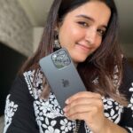 Shirley Setia Instagram - Aaj black kurti pehni thi… toh socha matching phone lena hi sahi rahega 🙈🖤😋 helllo new favv #iphone15promax Apple BKC