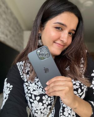 Shirley Setia Instagram - Aaj black kurti pehni thi… toh socha matching phone lena hi sahi rahega 🙈🖤😋

helllo new favv #iphone15promax