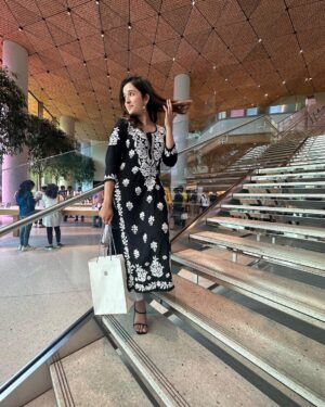 Shirley Setia Instagram - Aaj black kurti pehni thi… toh socha matching phone lena hi sahi rahega 🙈🖤😋

helllo new favv #iphone15promax