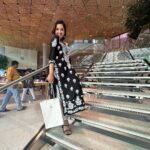 Shirley Setia Instagram - Aaj black kurti pehni thi… toh socha matching phone lena hi sahi rahega 🙈🖤😋 helllo new favv #iphone15promax Apple BKC
