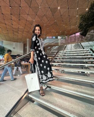 Shirley Setia Instagram - Aaj black kurti pehni thi… toh socha matching phone lena hi sahi rahega 🙈🖤😋

helllo new favv #iphone15promax