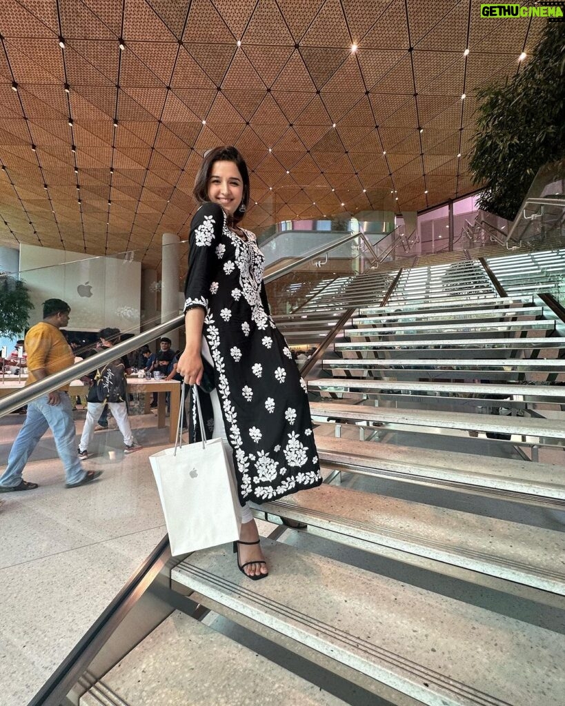 Shirley Setia Instagram - Aaj black kurti pehni thi… toh socha matching phone lena hi sahi rahega 🙈🖤😋 helllo new favv #iphone15promax Apple BKC