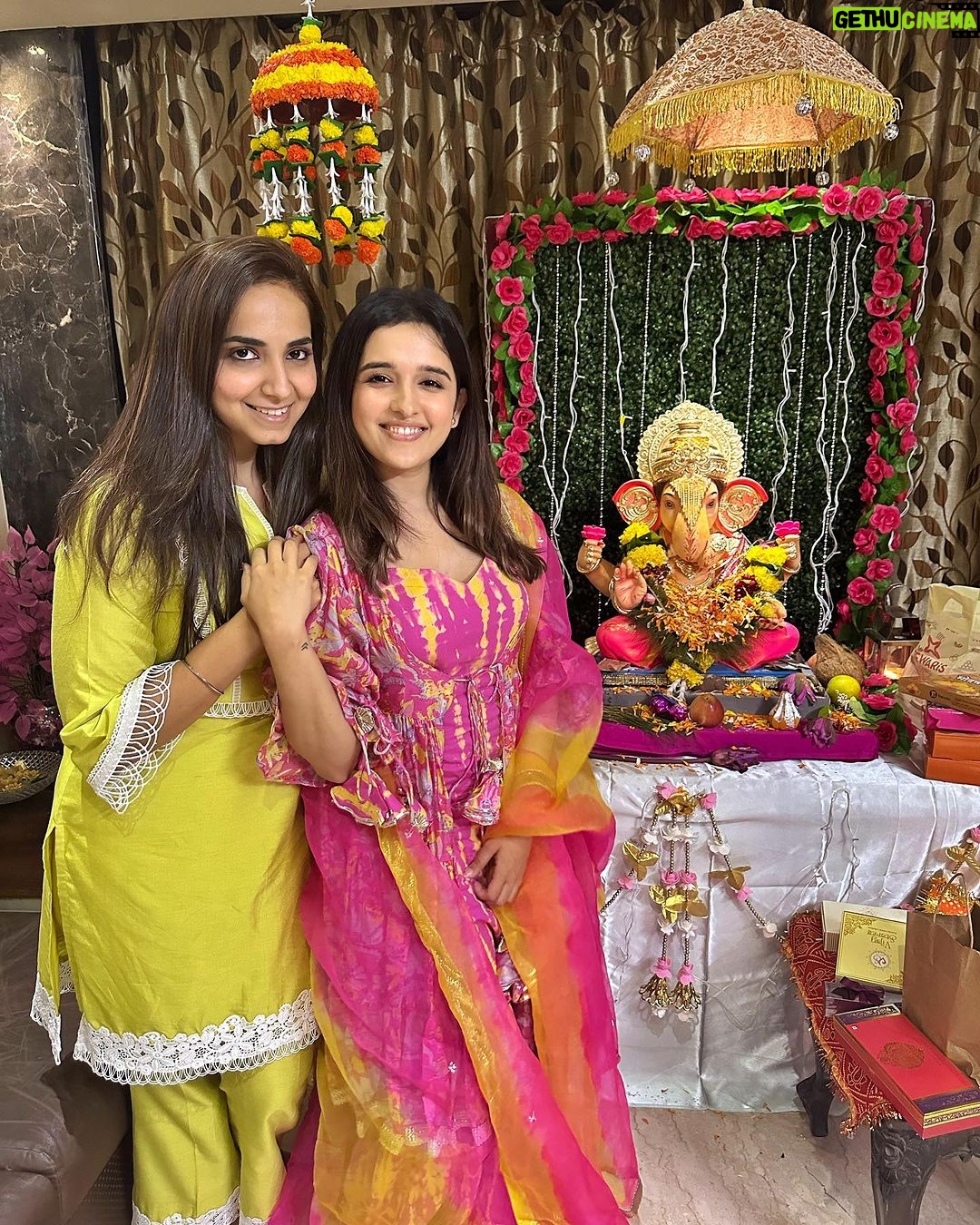 Shirley Setia Instagram - Happy #GaneshChaturthi to all π€π· Also met this cutie after a long timee!! What a beautiful day to have met you and your family π @ankitaabajaj Styled by : @kareenparwani Wearing : @aachho #ganpatibappamorya ππ»π©·