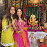Shirley Setia Instagram - Happy #GaneshChaturthi to all 🤗🌷 Also met this cutie after a long timee!! What a beautiful day to have met you and your family 💖 @ankitaabajaj Styled by : @kareenparwani Wearing : @aachho #ganpatibappamorya 🙏🏻🩷