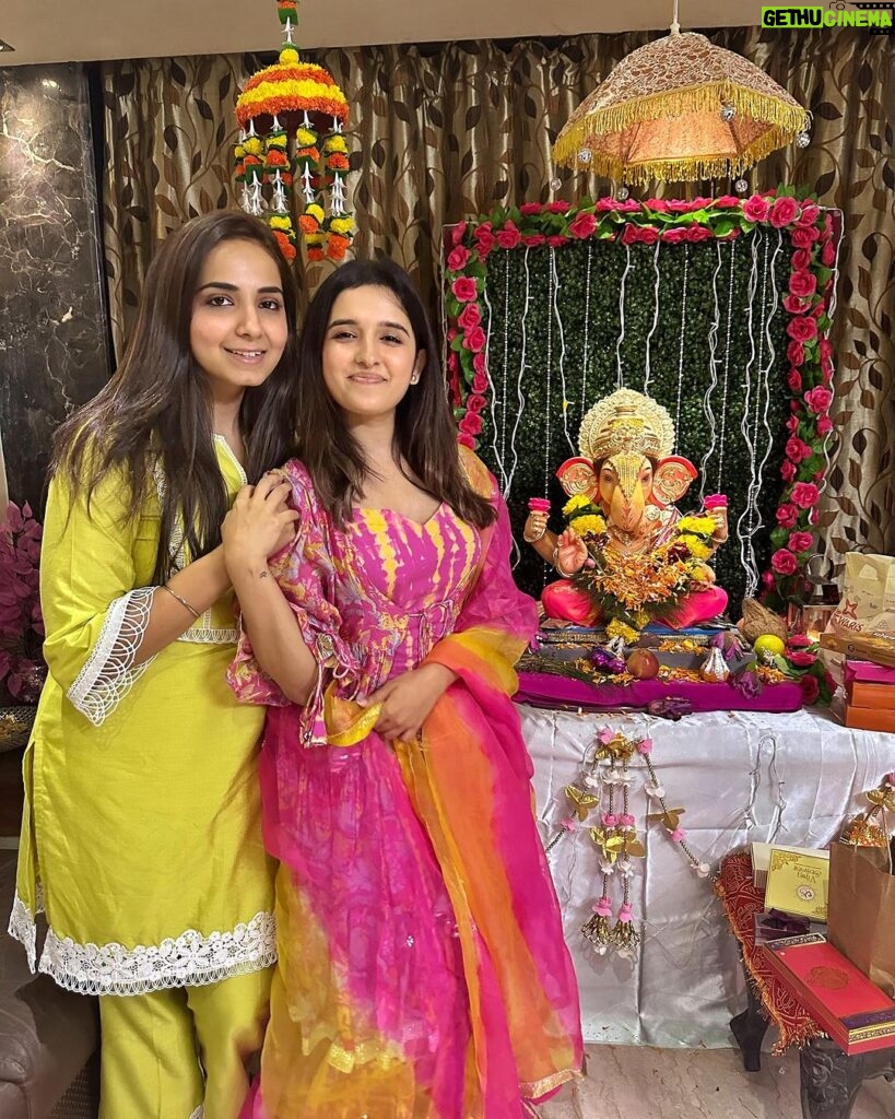 Shirley Setia Instagram - Happy #GaneshChaturthi to all 🤗🌷 Also met this cutie after a long timee!! What a beautiful day to have met you and your family 💖 @ankitaabajaj Styled by : @kareenparwani Wearing : @aachho #ganpatibappamorya 🙏🏻🩷