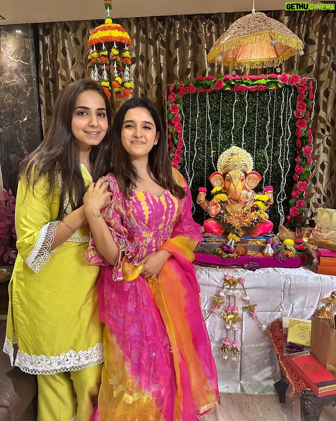 Shirley Setia Instagram - Happy #GaneshChaturthi to all π€π· Also met this cutie after a long timee!! What a beautiful day to have met you and your family π @ankitaabajaj Styled by : @kareenparwani Wearing : @aachho #ganpatibappamorya ππ»π©·