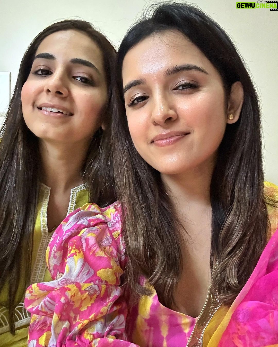 Shirley Setia Instagram - Happy #GaneshChaturthi to all π€π· Also met this cutie after a long timee!! What a beautiful day to have met you and your family π @ankitaabajaj Styled by : @kareenparwani Wearing : @aachho #ganpatibappamorya ππ»π©·