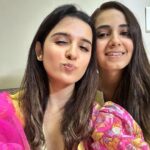 Shirley Setia Instagram - Happy #GaneshChaturthi to all 🤗🌷 Also met this cutie after a long timee!! What a beautiful day to have met you and your family 💖 @ankitaabajaj Styled by : @kareenparwani Wearing : @aachho #ganpatibappamorya 🙏🏻🩷