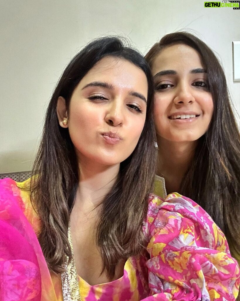 Shirley Setia Instagram - Happy #GaneshChaturthi to all 🤗🌷 Also met this cutie after a long timee!! What a beautiful day to have met you and your family 💖 @ankitaabajaj Styled by : @kareenparwani Wearing : @aachho #ganpatibappamorya 🙏🏻🩷