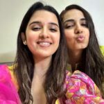 Shirley Setia Instagram - Happy #GaneshChaturthi to all 🤗🌷 Also met this cutie after a long timee!! What a beautiful day to have met you and your family 💖 @ankitaabajaj Styled by : @kareenparwani Wearing : @aachho #ganpatibappamorya 🙏🏻🩷
