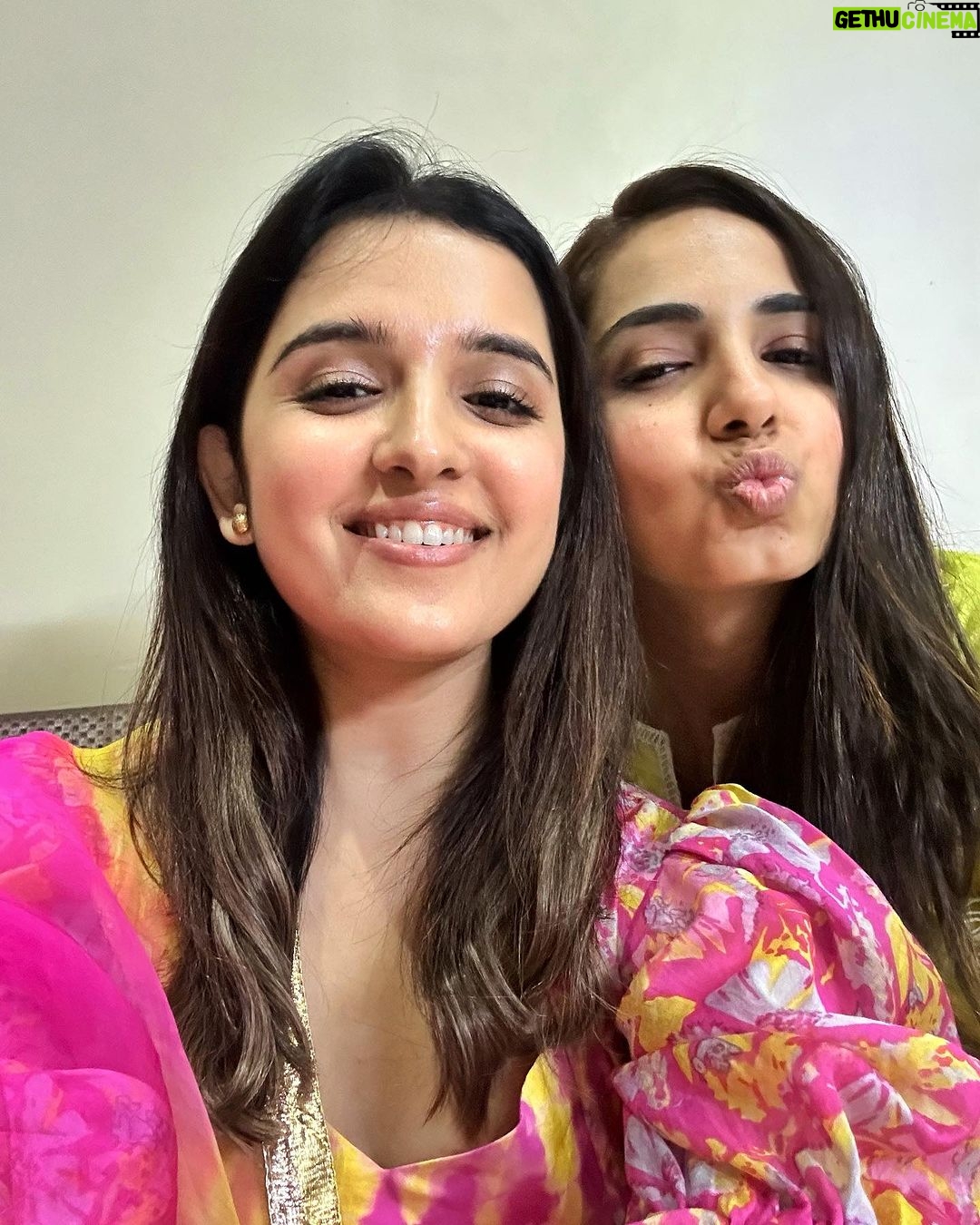 Shirley Setia Instagram - Happy #GaneshChaturthi to all π€π· Also met this cutie after a long timee!! What a beautiful day to have met you and your family π @ankitaabajaj Styled by : @kareenparwani Wearing : @aachho #ganpatibappamorya ππ»π©·