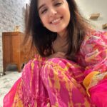 Shirley Setia Instagram - Happy #GaneshChaturthi to all 🤗🌷 Also met this cutie after a long timee!! What a beautiful day to have met you and your family 💖 @ankitaabajaj Styled by : @kareenparwani Wearing : @aachho #ganpatibappamorya 🙏🏻🩷