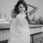 Shirley Setia Instagram - A black & white worlddd 🤍 Kya lagta hai meri saree kounse colour ki hai? 😋 Beautifully captured by my friend @afrographer Makeup & hair by the beautiful @athirathakkar Saree draped by @afrographer’s mummyyy 🙈 thankyouu for the pulav auntyyy! Mumbai, Maharashtra