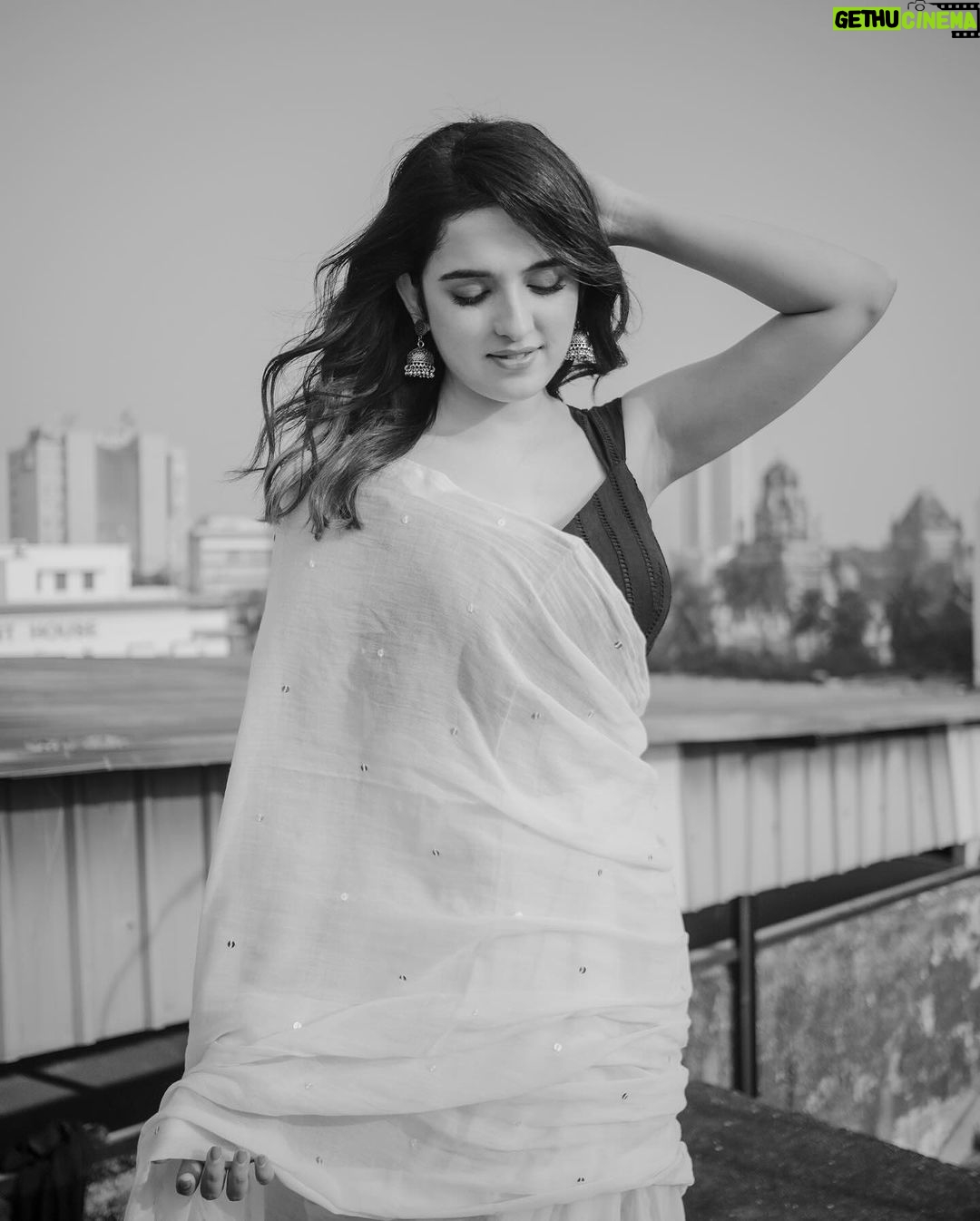 Shirley Setia Instagram - A black & white worlddd 🤍 Kya lagta hai meri saree kounse colour ki hai? 😋 Beautifully captured by my friend @afrographer Makeup & hair by the beautiful @athirathakkar Saree draped by @afrographer’s mummyyy 🙈 thankyouu for the pulav auntyyy! Mumbai, Maharashtra