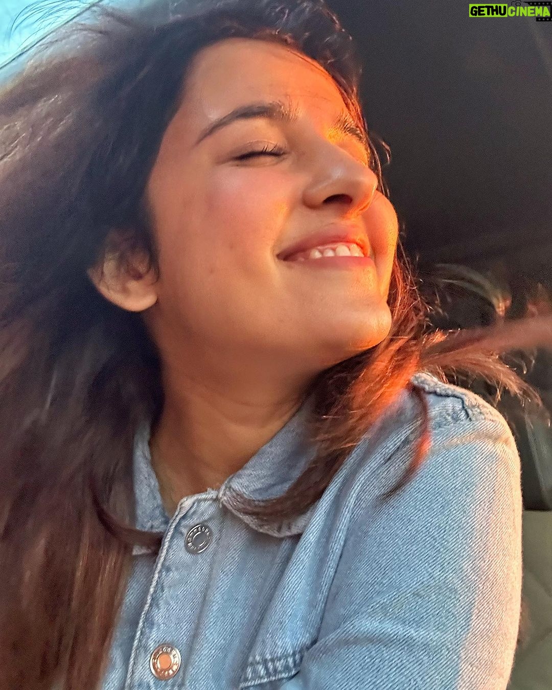 Shirley Setia Instagram - Always been a sunset girl.. Lekin sunrise ki baat hi kuch aur hai 🥹♥️🌅 What do you like more? Sunrise or Sunset? #shirleytravels #masaimara #masaimaranationalpark #kenya #africa #travel Masai Mara National Reserve