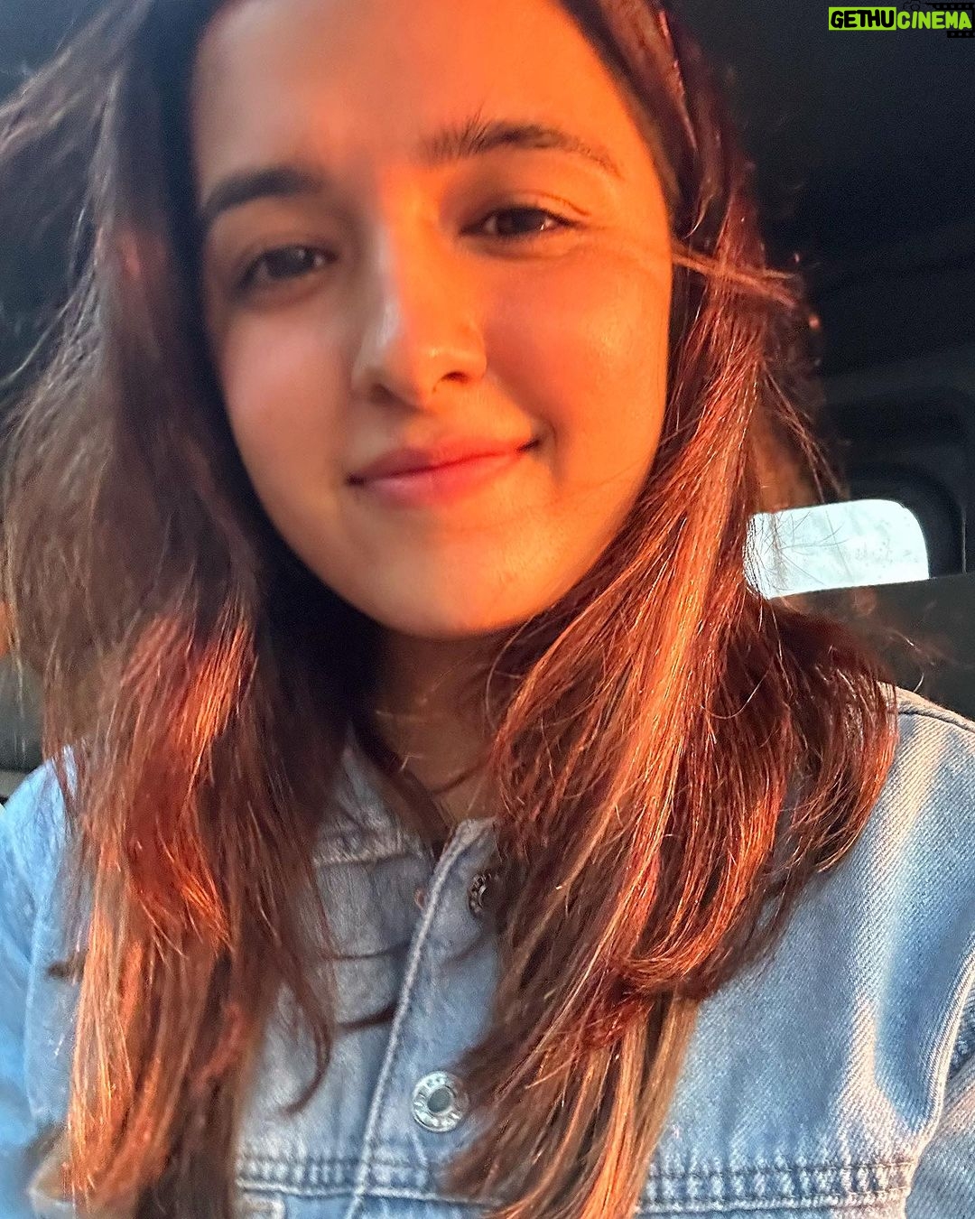 Shirley Setia Instagram - Always been a sunset girl.. Lekin sunrise ki baat hi kuch aur hai 🥹♥️🌅 What do you like more? Sunrise or Sunset? #shirleytravels #masaimara #masaimaranationalpark #kenya #africa #travel Masai Mara National Reserve
