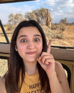 Shirley Setia Instagram - Matching colours with this cutie 😍🦒 #amboseli #amboselinationalpark #kenya #shirleytravels #safari Amboseli National Park, Kenya