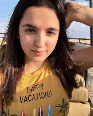 Shirley Setia Instagram - Matching colours with this cutie 😍🦒 

#amboseli #amboselinationalpark #kenya #shirleytravels #safari