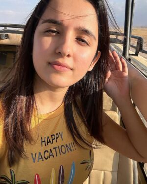 Shirley Setia Instagram - Matching colours with this cutie 😍🦒 

#amboseli #amboselinationalpark #kenya #shirleytravels #safari