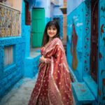 Shirley Setia Instagram - Feeling bluee 🖌️ 👗: @shopmulmul 📷: @riturajdharwadkar #jodhpur #bluecity #bluestreet Jodhpur Rajasthan - जोधपुर राजस्थान