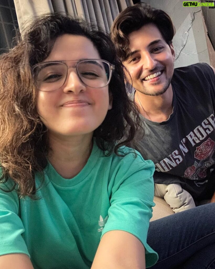 Shirley Setia Instagram - Excitement dikh rahi hai humare chehron par 🙈😍 To many moreee songs ahead, with lots more yummy food, nonsensical chitchatt & good timess @darshanravaldz ✨🤗💃🏻🦋 #Faasla out at midnight tonight ✨🫰🏻