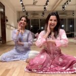 Shirley Setia Instagram - #SachBataMujhe w/ my dearest @charvi.b 💕😍 Choreography: @charvi.b #shirleysetia #arjunkanungo #reelitfeelit #trendingreels #trending