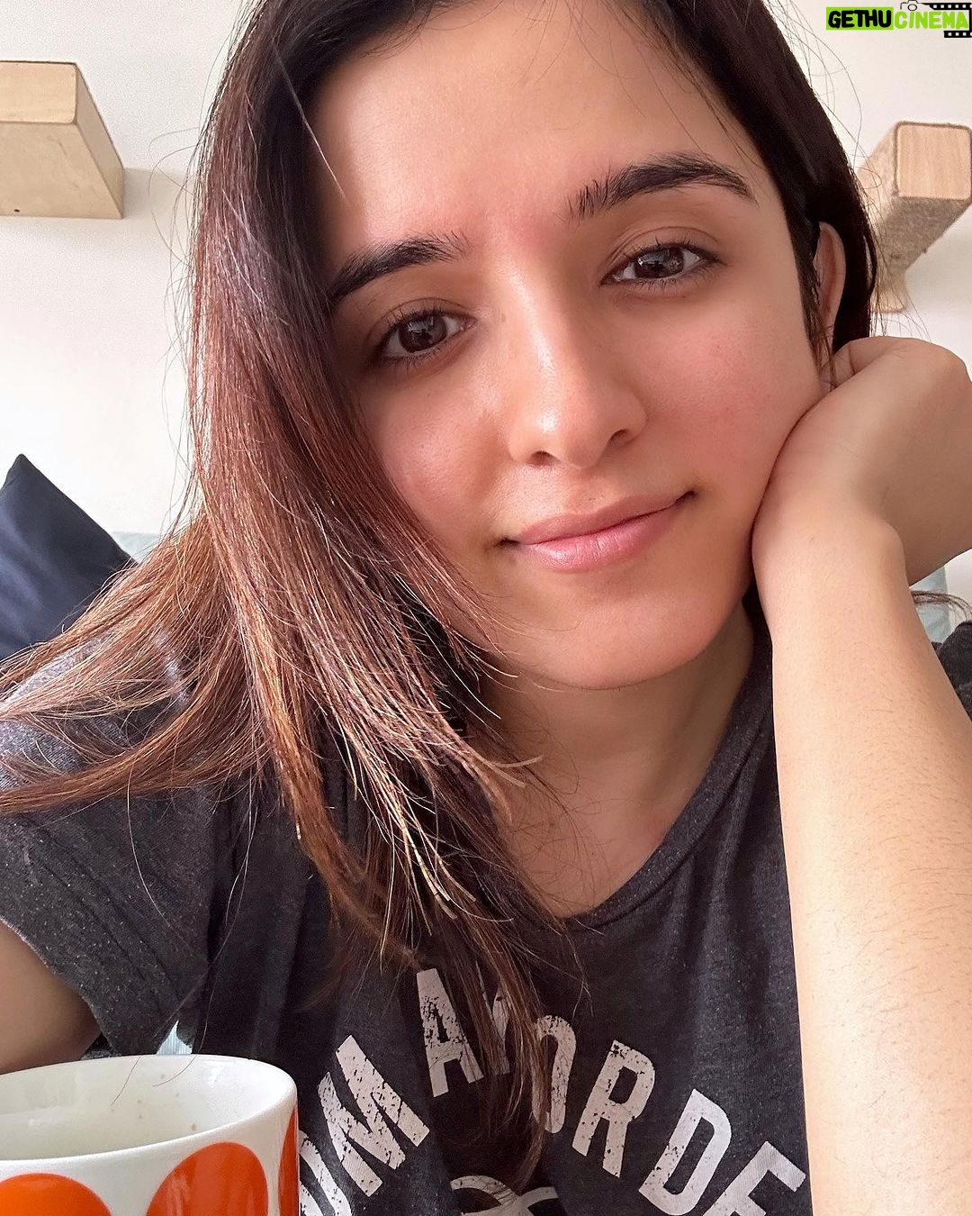 Shirley Setia Instagram - Bohot time ho gaya #ShirleySpeaks ka video nahi bana. π§ Kuch sawaal ya kuch baatein agar aapko karne ho mujhse, toh type it in the comments below with the hashtag #ShirleySpeaks . Shall make a video answering themm!! Its time for episode 7 π»π«‘