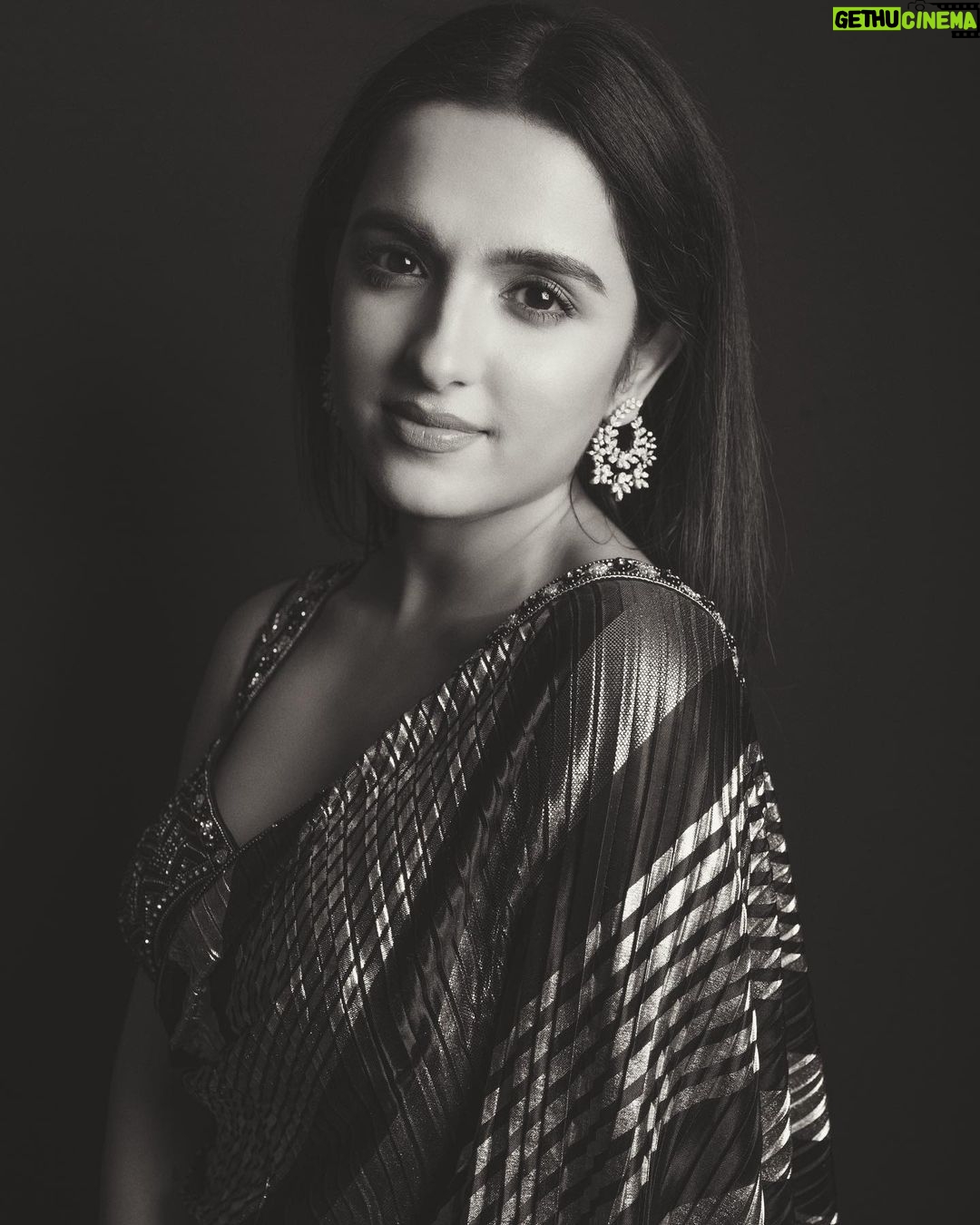 Shirley Setia Instagram - Something about black & white 🤍 Styled by @akankshakawediastyle Outfit: @kaaishabyshalini Jewellery: @notandas_jewellers Stylist jewellery: @styled_bytan PR for Jewellery: @aaayeshamehta HMU: @juveria_k Assisted by: @navelinandgaonkar4 Photographer: @riturajdharwadkar