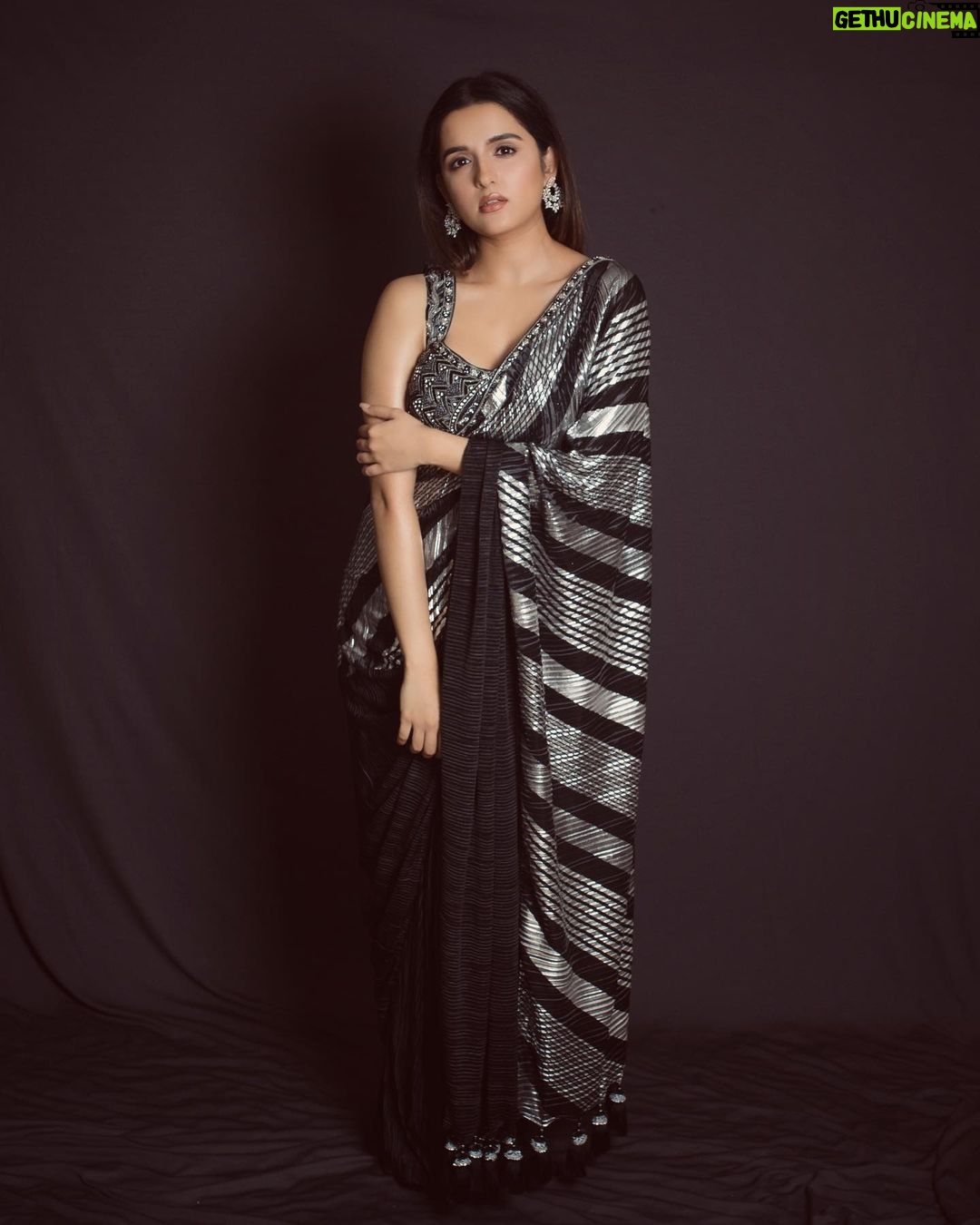 Shirley Setia Instagram - Rising Artist of the Year Thank you Mumbai Achiever’s Award🙏🏻🤍 Styled by @akankshakawediastyle Outfit: @kaaishabyshalini Jewellery: @notandas_jewellers Stylist jewellery: @styled_bytan PR for Jewellery: @aaayeshamehta HMU: @juveria_k Assisted by: @navelinandgaonkar4 Photographer: @riturajdharwadkar