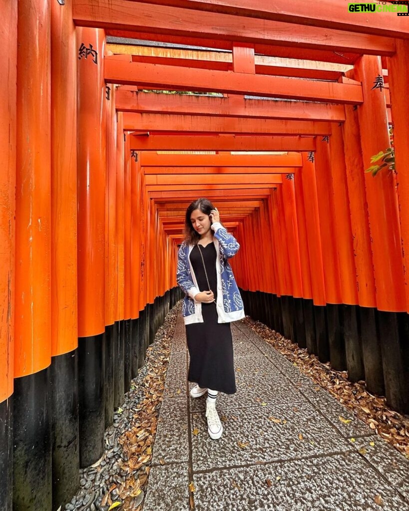Shirley Setia Instagram - Rainy day but still… how beautiful is this Shrine 🥹🙏🏻❤️ #fushimiinari #shirleytravels #kyoto #japan #travel #shirleysetia Fushimi Inari Shrine
