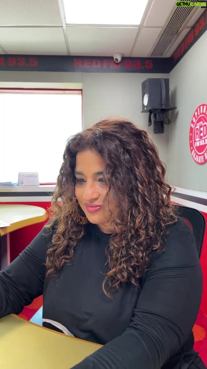 Shirley Setia Instagram - Spreading smiles and melodies with the charming @shirleysetia , live from Red FM Studios with the lovely @mymalishka ! ๐ค๐ถ #LiveSession #RedFMStudios #ShirleySetia #MumbaikiRani Mumbai, Maharashtra