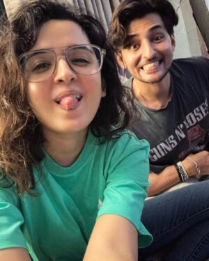 Shirley Setia Instagram - Excitement dikh rahi hai humare chehron par 🙈😍

To many moreee songs ahead, with lots more yummy food, nonsensical chitchatt & good timess  @darshanravaldz ✨🤗💃🏻🦋 

#Faasla out at midnight tonight ✨🫰🏻