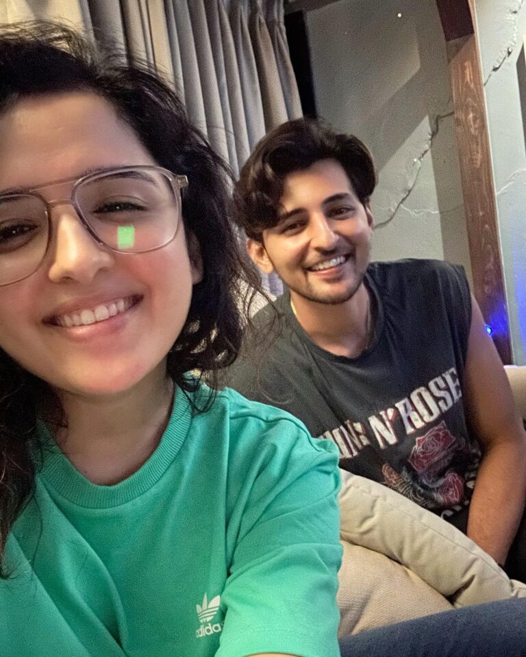 Shirley Setia Instagram - Excitement dikh rahi hai humare chehron par 🙈😍 To many moreee songs ahead, with lots more yummy food, nonsensical chitchatt & good timess @darshanravaldz ✨🤗💃🏻🦋 #Faasla out at midnight tonight ✨🫰🏻