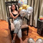 Shirley Setia Instagram - Birthday kuch aisa rahaaa tha iss baar. Thank youuu for all your wishes and love!! Can never thank you all enough for being a part of my life. 🤗🤗♥️♥️ Soooo so excited for the next few months ahead 🩵🎵🎧 aaap sab ho na mere saath? ☺️🤗